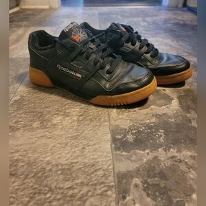 Reebok black/gum sole size mens: 6.5 womens 8